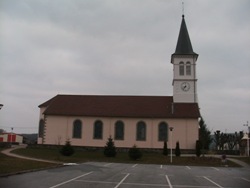 Parking devant l'glise de Dounoux